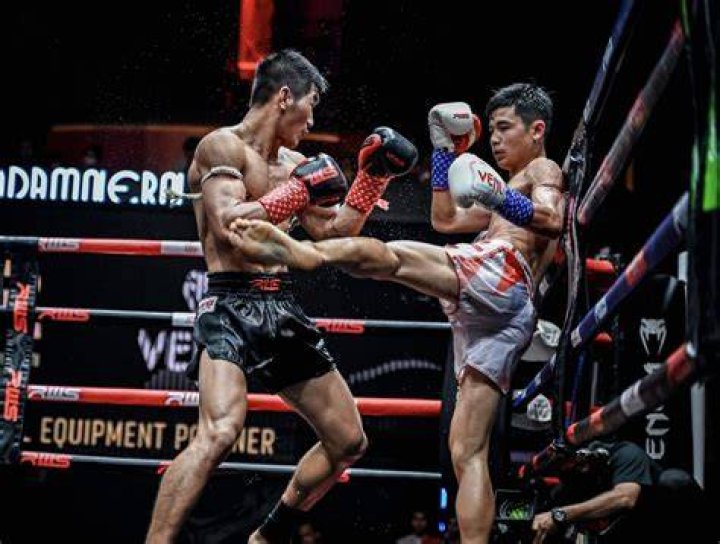 How is Muay Thai scored?